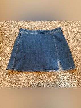 American Eagle blue denim mini skirt skort with zipper detail. Size: 8